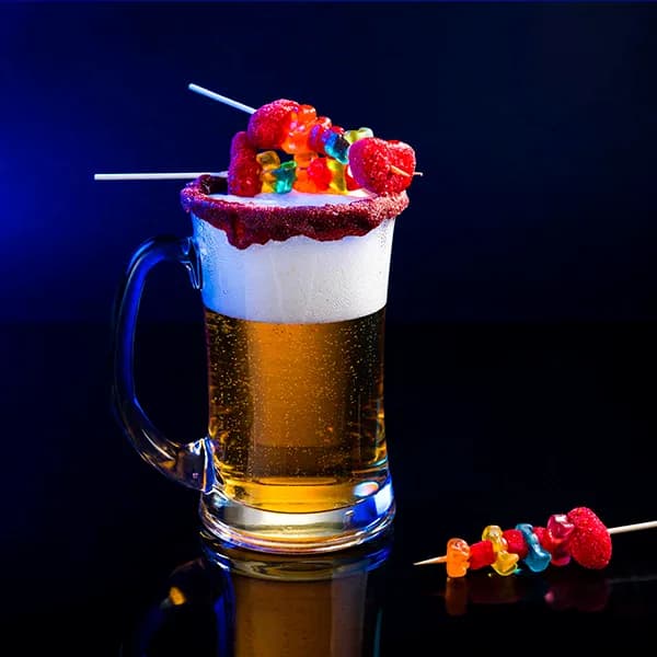 Michelada con aceitunas y camarones